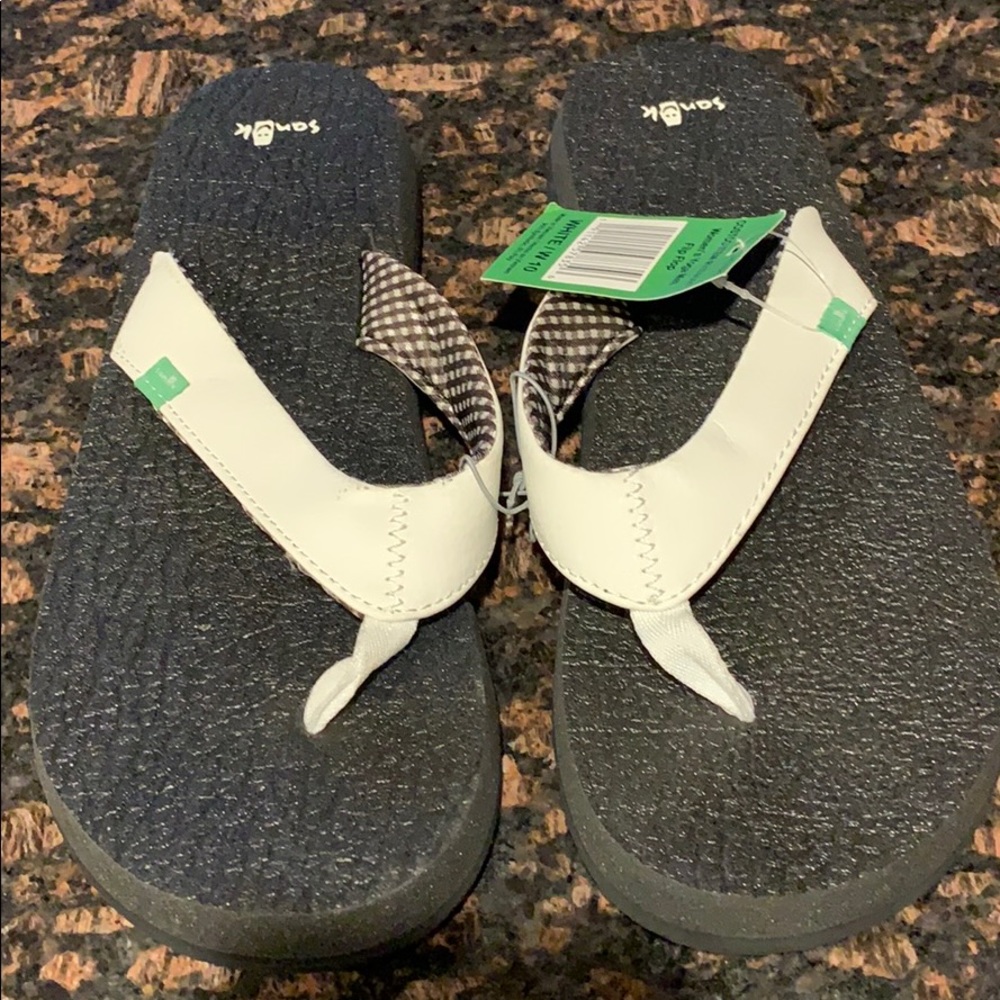 Sanuk Women’s new with tag flip flops